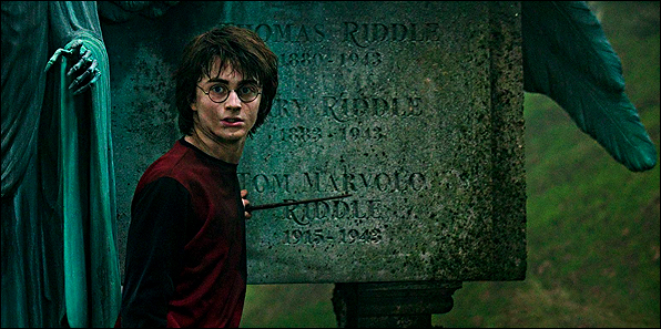 Harry-in-the-graveyard-goblet-of-fire-2617018-2100-1399